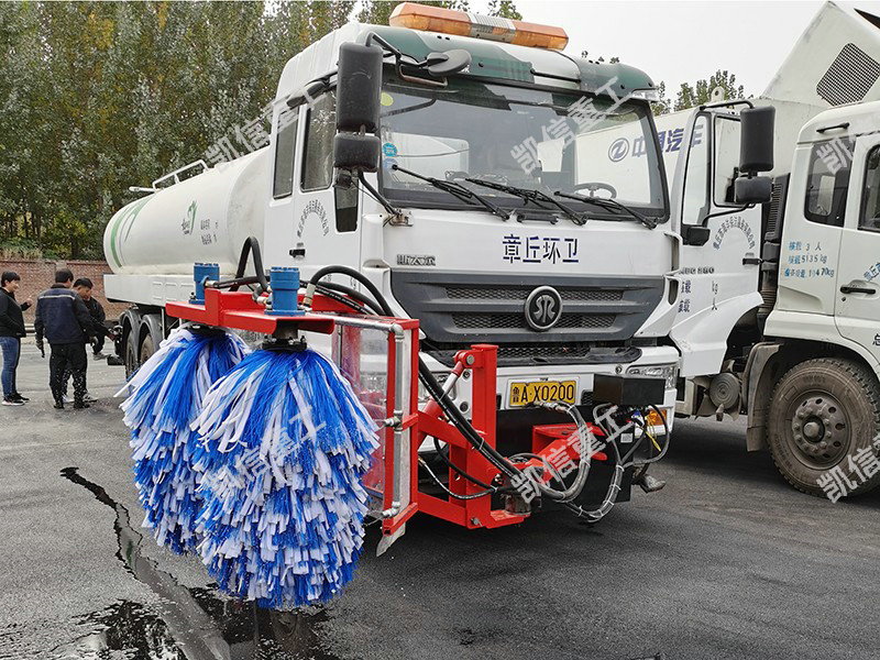 高速护栏清洗车