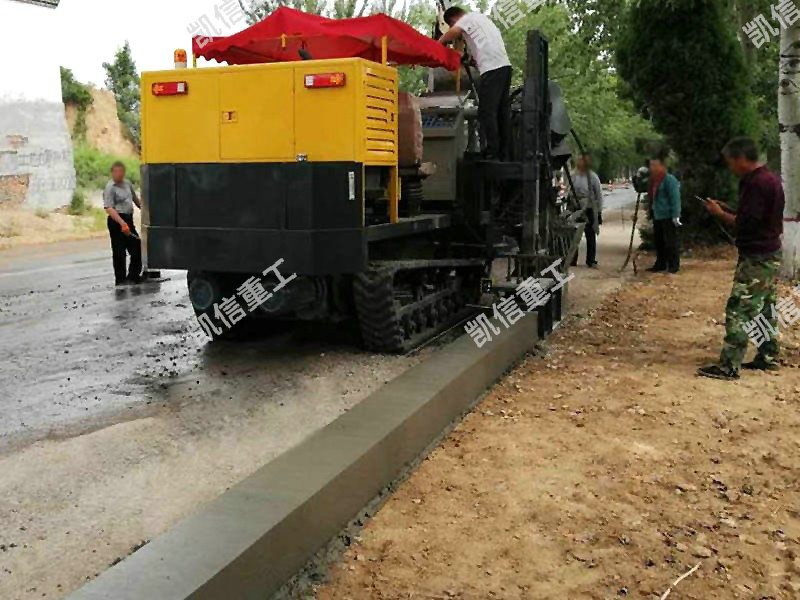 路沿石滑模机现场成型效果